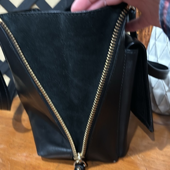 Large Kate Spade New York Black Varick Street Abbie Shoulder Bag Expandable Side - Picture 10 of 16